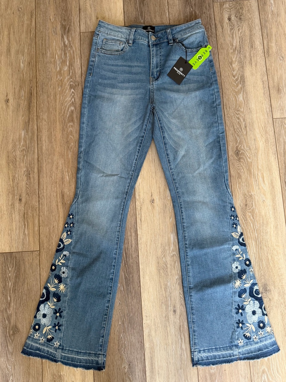 NWT- PROSPERITY
Laura Embroidered Bootcut Jean / 8
